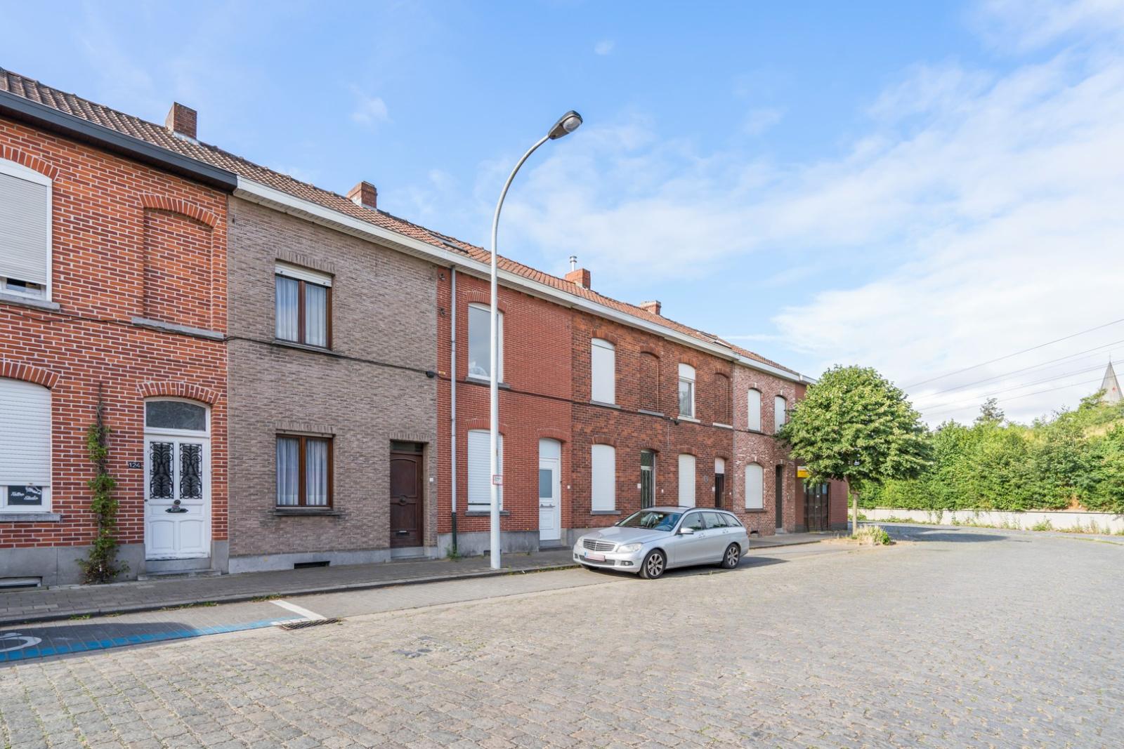 Te renoveren woning vlakbij centrum Kortrijk met garage!