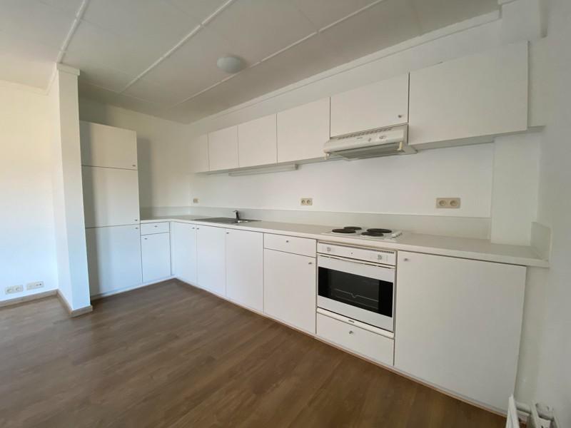 Gerenoveerd appartement met 1 grote slaapkamer en parkeerplaats te Gits!