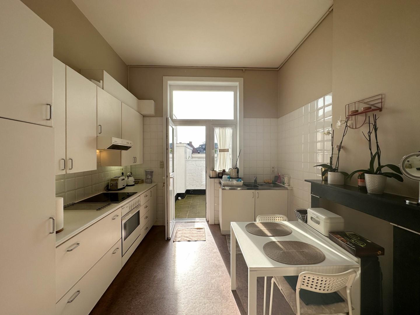 Instapklaar duplexappartement met twee slaapkamers en terras op een boogscheut van het bruisende stadscentrum in Roeselare!