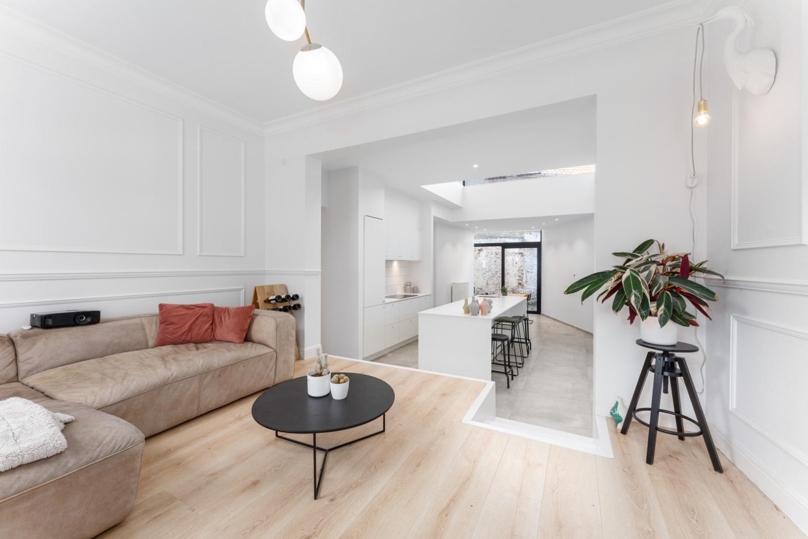 Kwalitatief gerenoveerde woning met parkeermogelijkheden te centrum Roeselare!