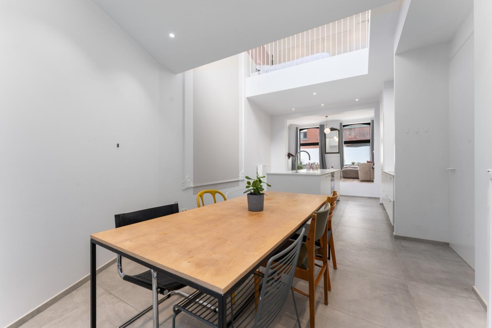 Kwalitatief gerenoveerde woning met parkeermogelijkheden te centrum Roeselare!