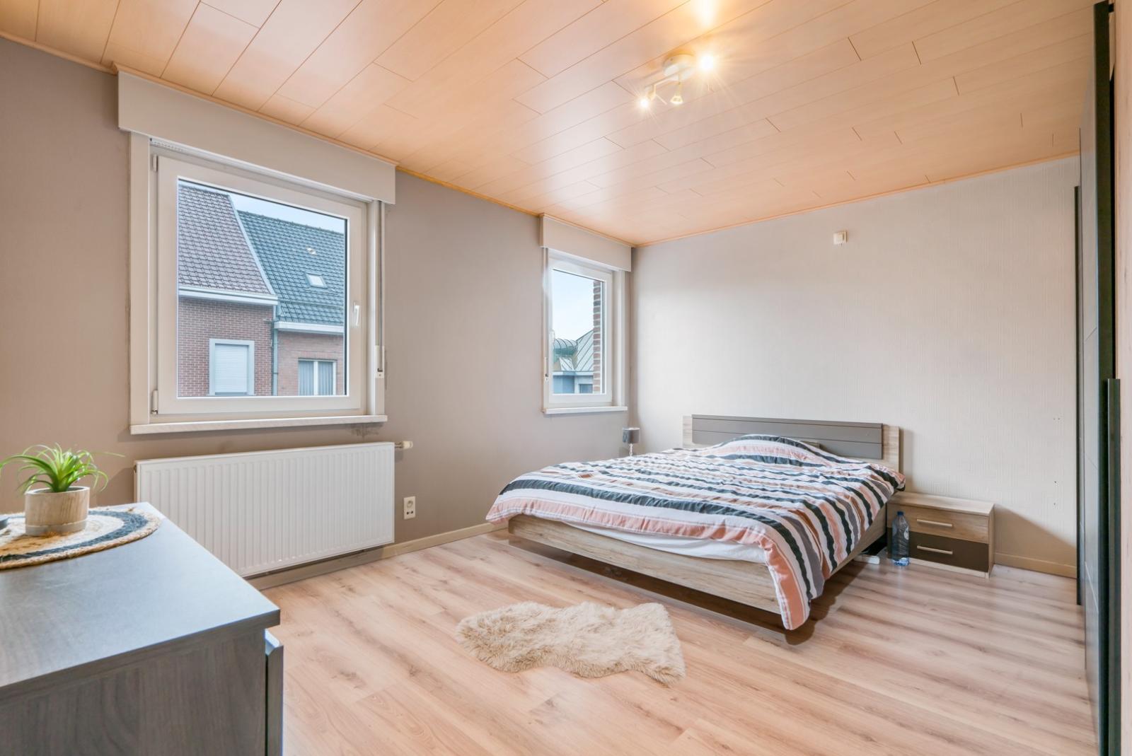 Instapklare gezinswoning met 4 slaapkamers, tuin & garage te Lendelede!