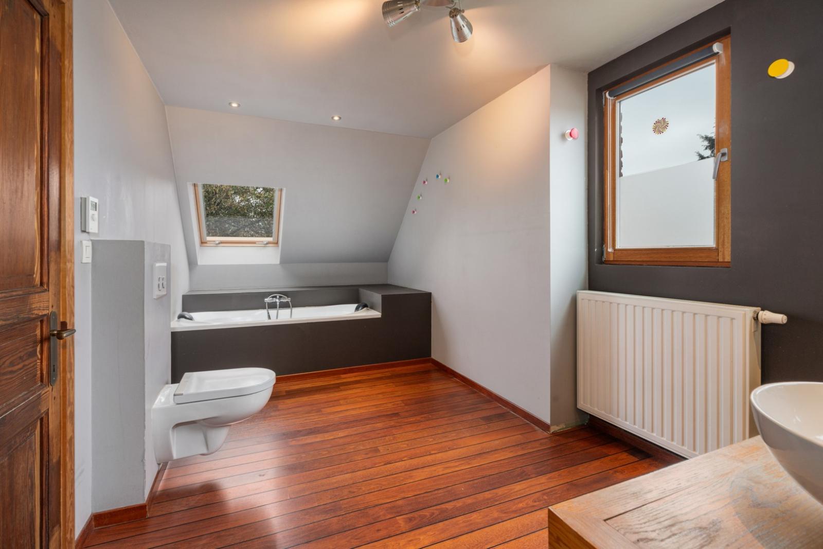 Kwalitatief gerenoveerde HOB met vier slaapkamers & garage te Tielt!