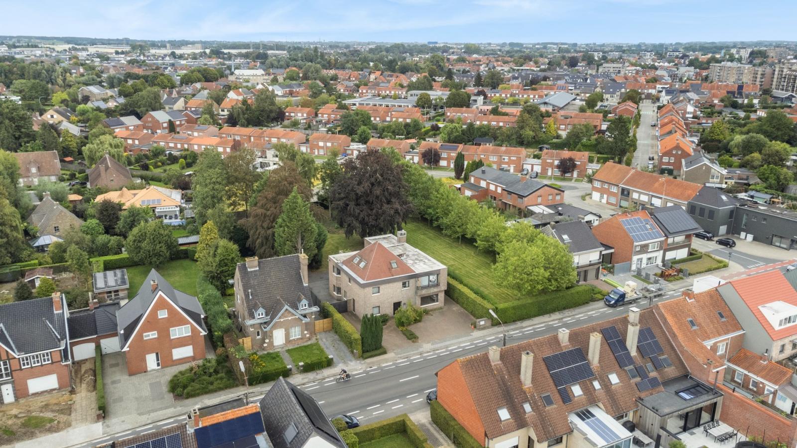Praktijkruimte en exclusieve vrijstaande woning met diverse mogelijkheden vlakbij centrum Roeselare!