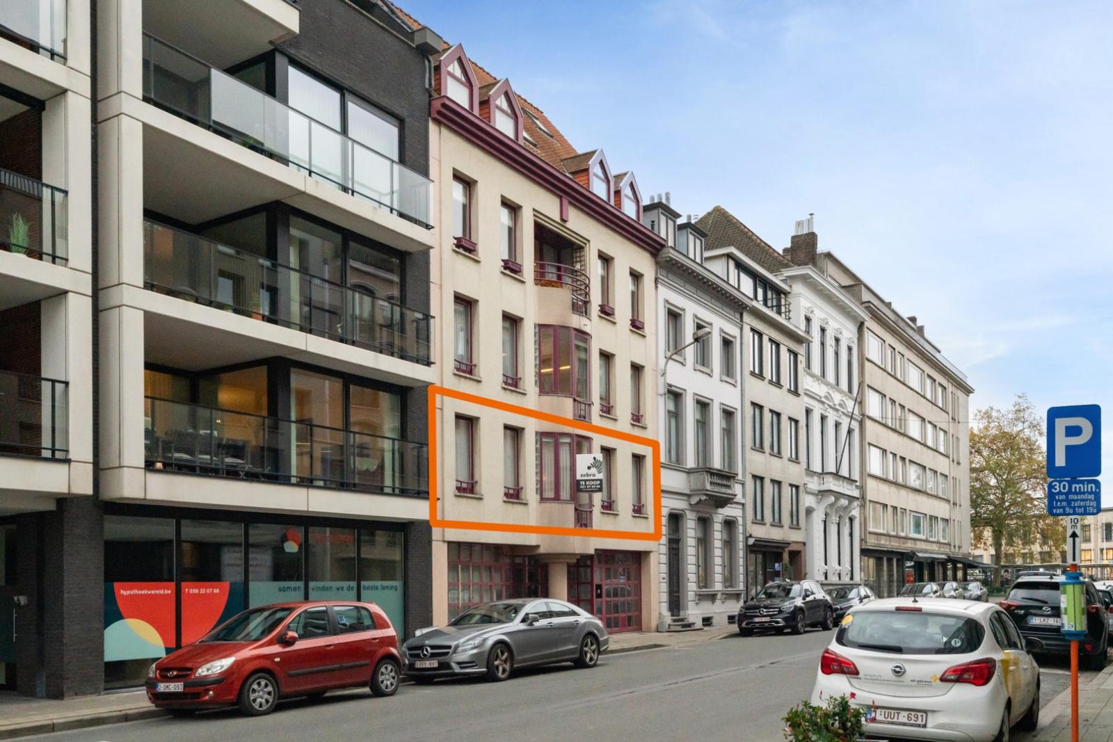 Instapklaar 3-slaapkamer appartement met terras en garage te centrum Kortrijk!