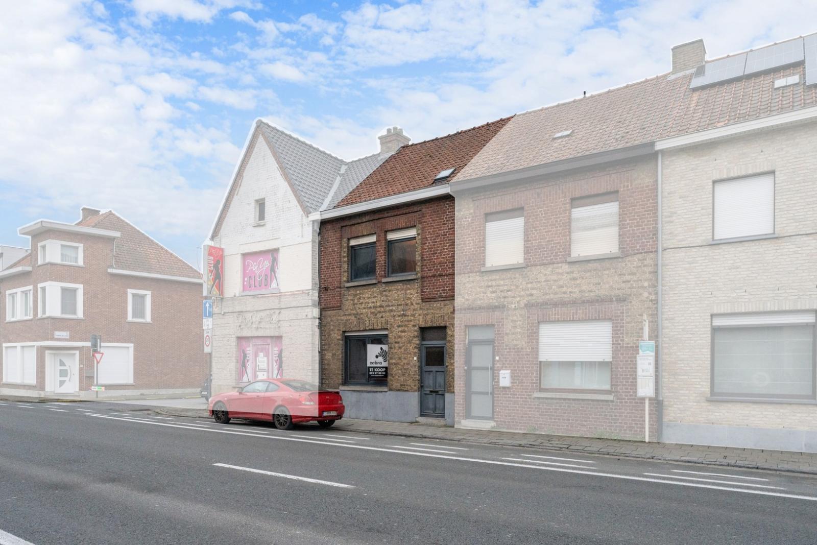 Op te frissen woning met 4 slaapkamers & garage op een centrale ligging te Bissegem!