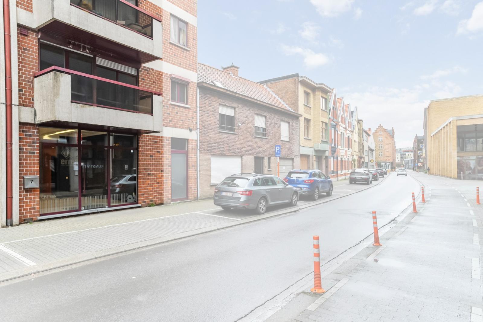 Handelspand met parkeermogelijkheid op topligging te centrum Roeselare!