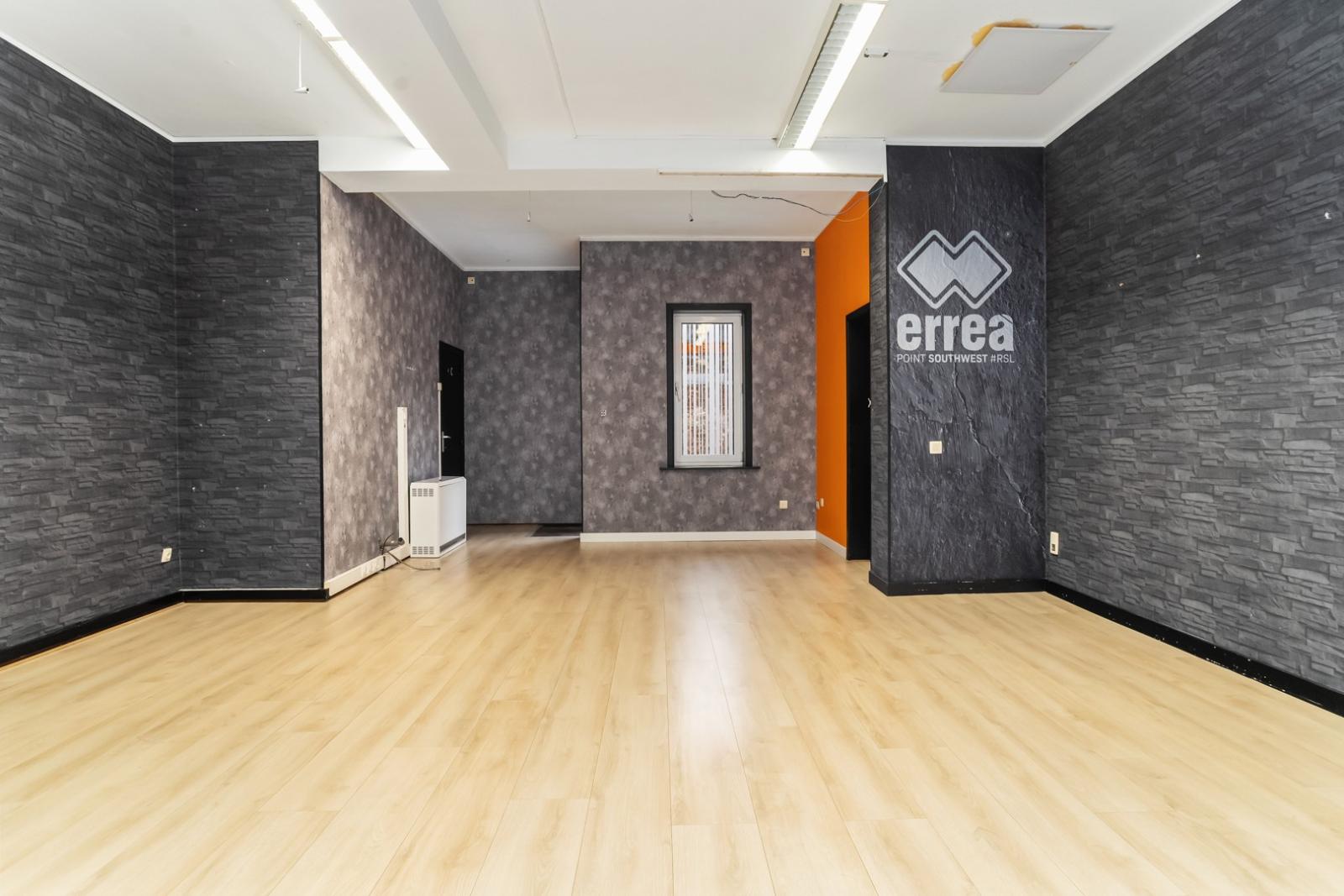 Verhuurd handelspand met parkeermogelijkheid te centrum Roeselare!