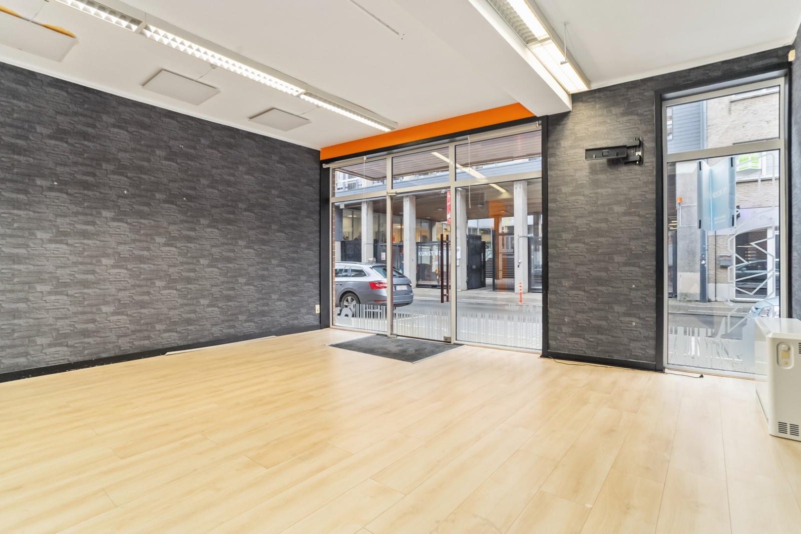 Verhuurd handelspand met parkeermogelijkheid te centrum Roeselare!