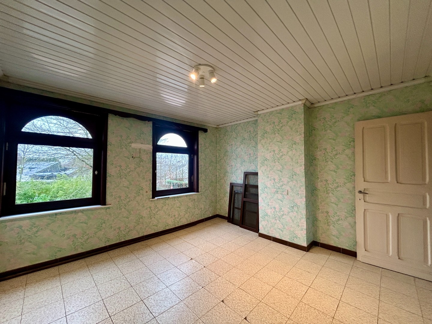 Karaktervolle rijwoning met tuin en garage te Izegem!