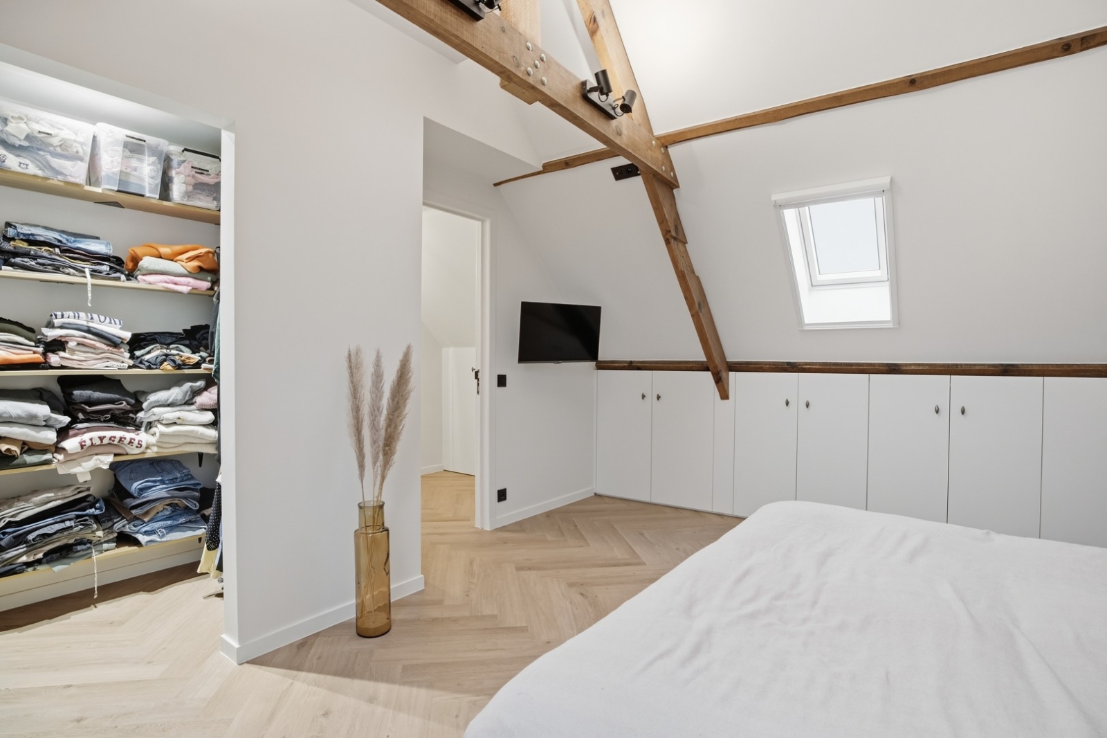 Halfopen bebouwing met uitweg en carport in het hartje van Zwevezele