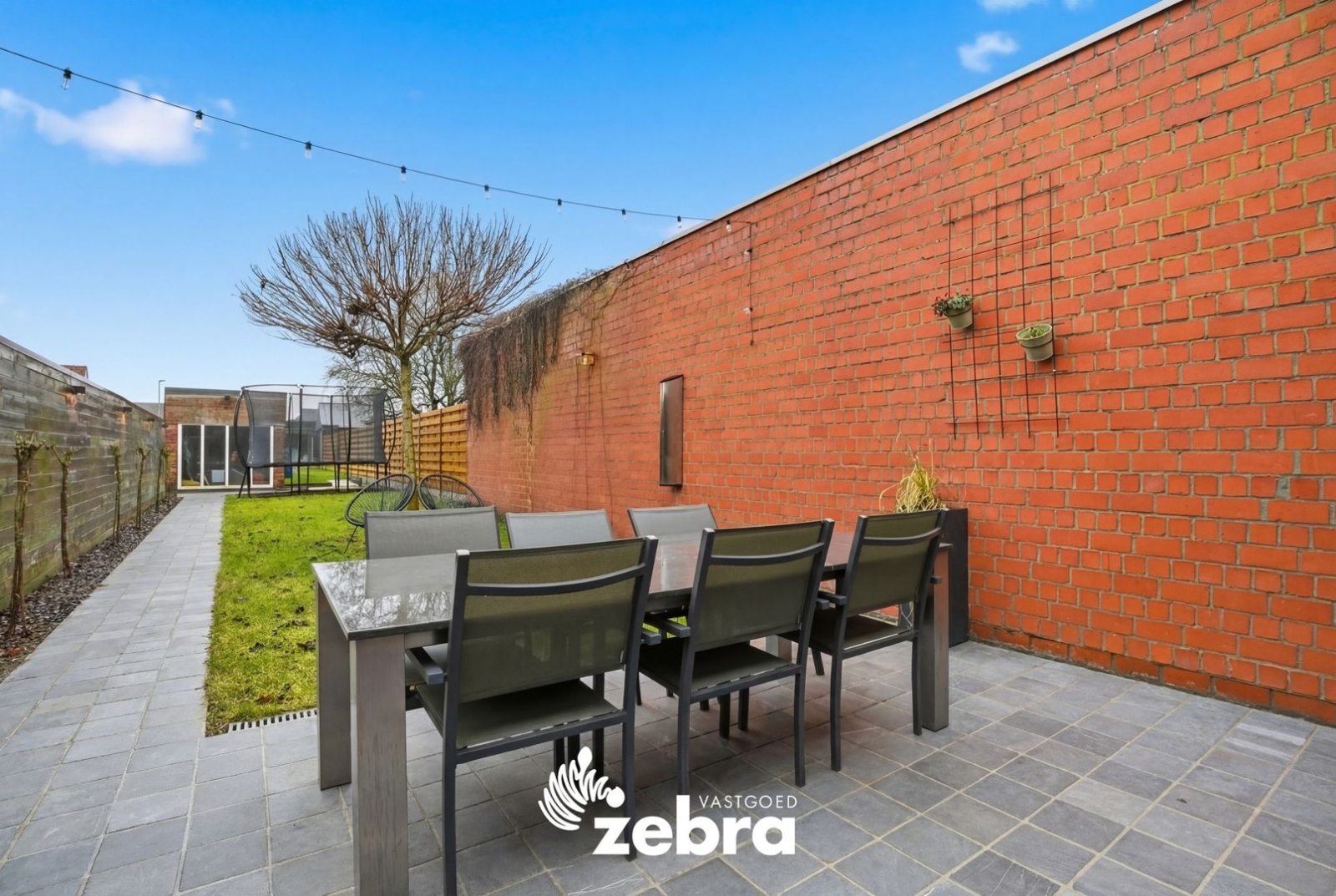 Halfopen bebouwing met uitweg en carport in het hartje van Zwevezele