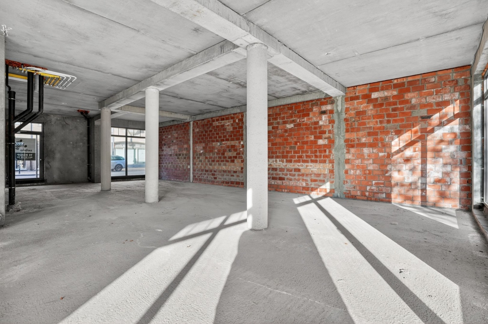 Casco handelsruimte met garage in het centrum van Oostrozebeke!