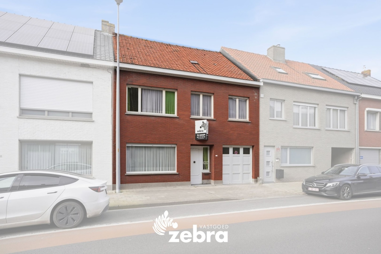 Te renoveren woning op ruim perceel in Eernegem!