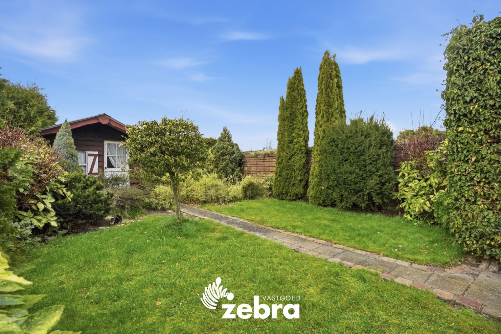 Te renoveren woning op ruim perceel in Eernegem!