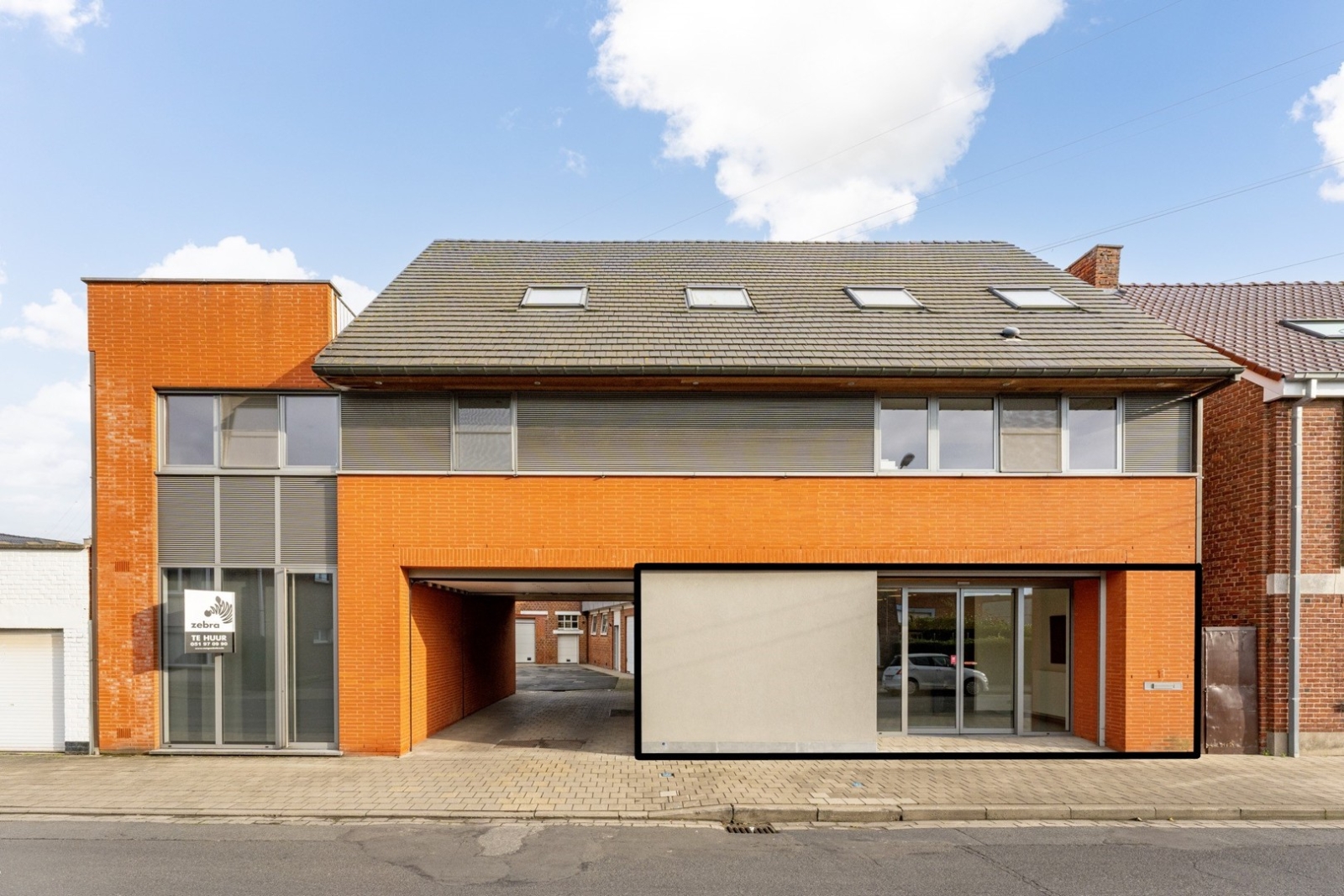Veelzijdige loods/magazijn met extra mogelijkheden te Rumbeke (Roeselare)!