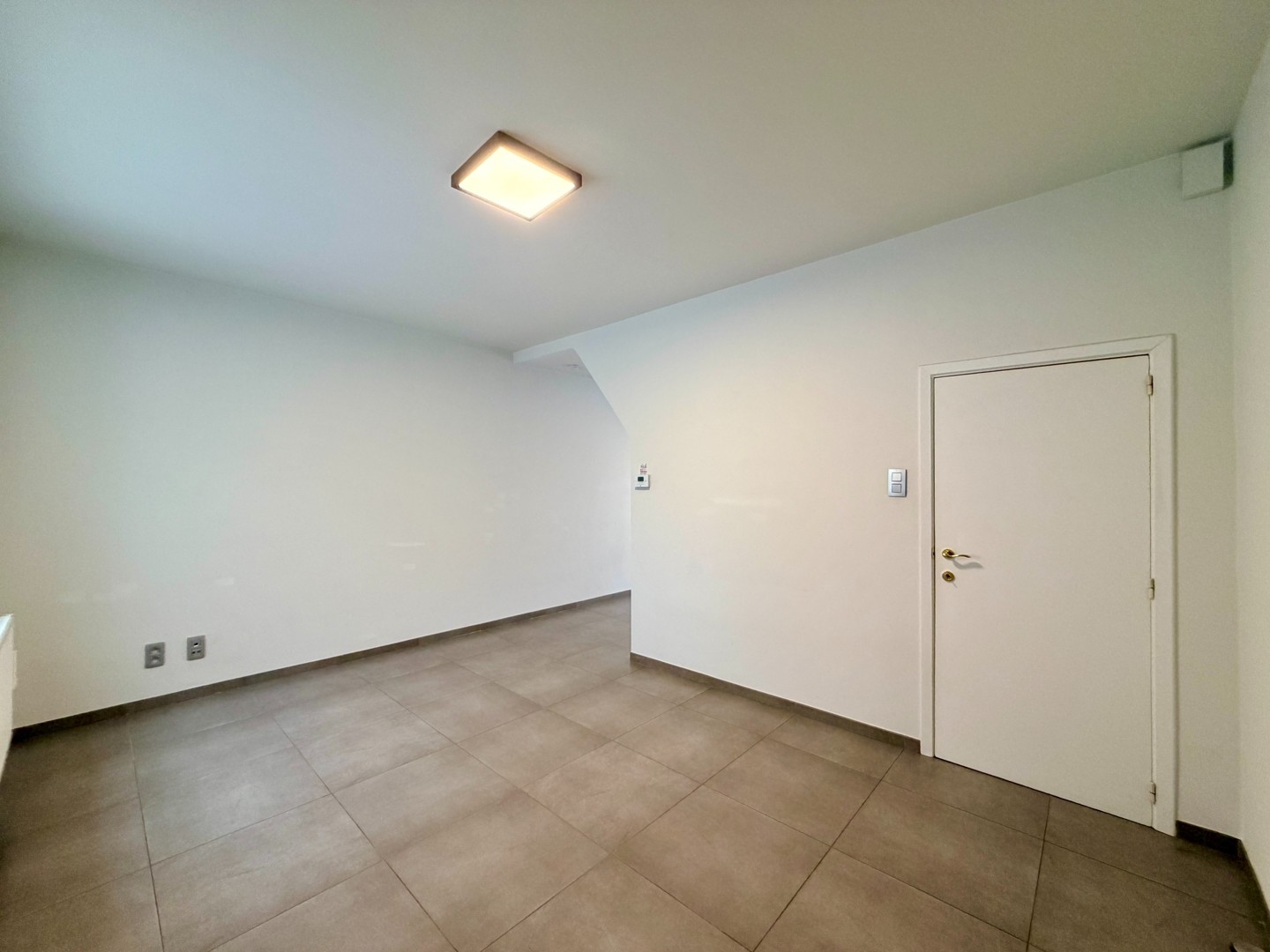 Instapklare woning met 2 slaapkamers en diepe tuin te Roeselare!
