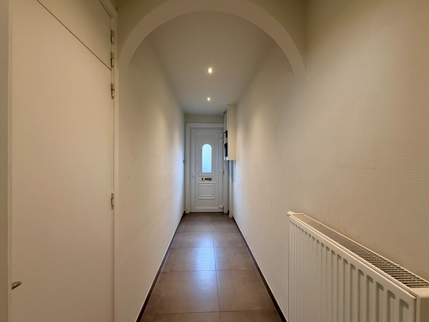 Instapklare woning met 2 slaapkamers en diepe tuin te Roeselare!