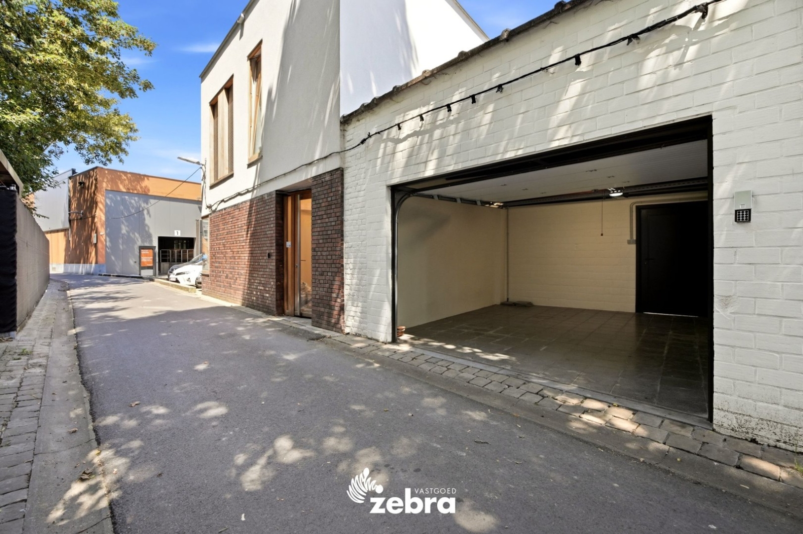 Exclusief gerenoveerde woning met garage en uitweg in Roeselare!