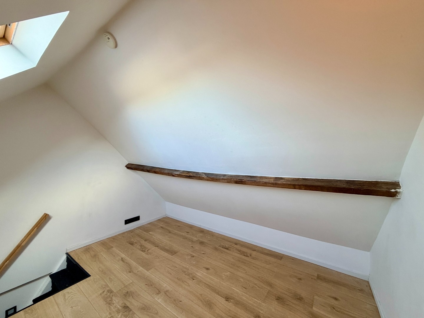 Volledig gerenoveerde instapklare starterswoning met 2 slaapkamers nabij het centrum van Roeselare!