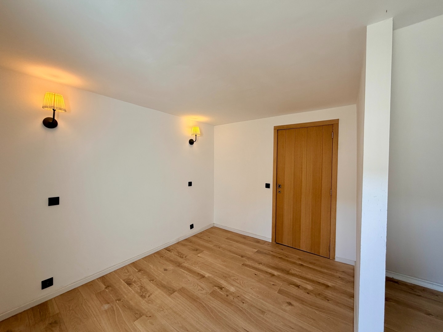 Volledig gerenoveerde instapklare starterswoning met 2 slaapkamers nabij het centrum van Roeselare!