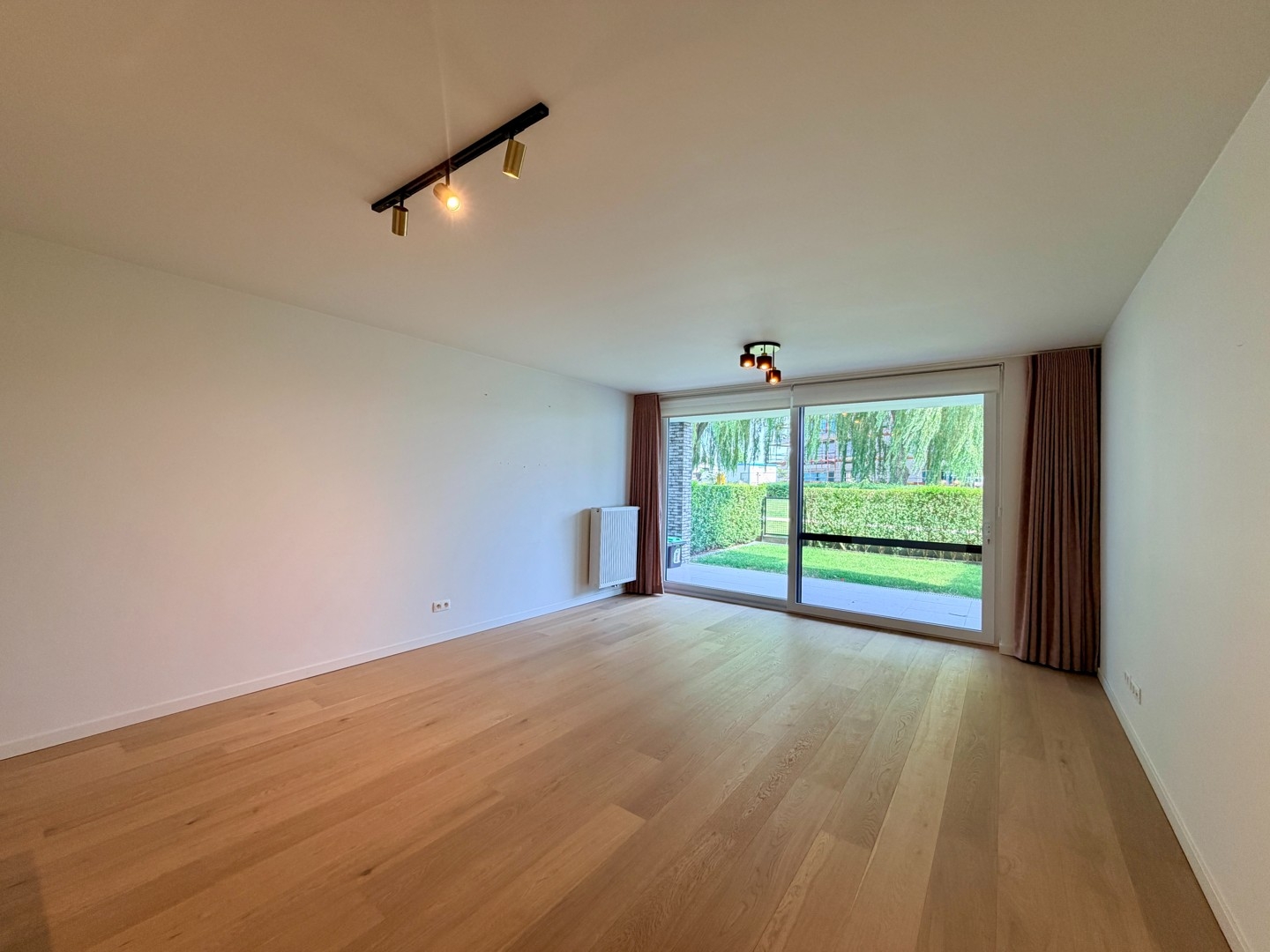 Gelijkvloers nieuwbouwappartement met voor- & achtertuin te Tielt (Meulebeke)!